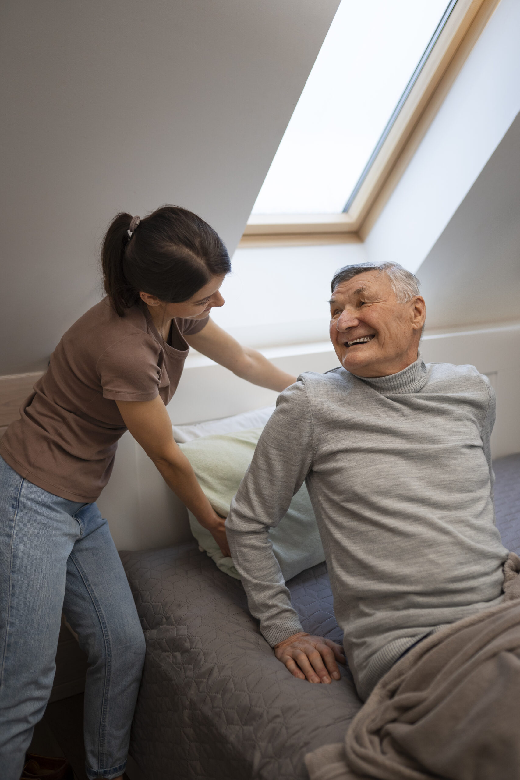 levantar a una persona mayor de la cama de forma segura