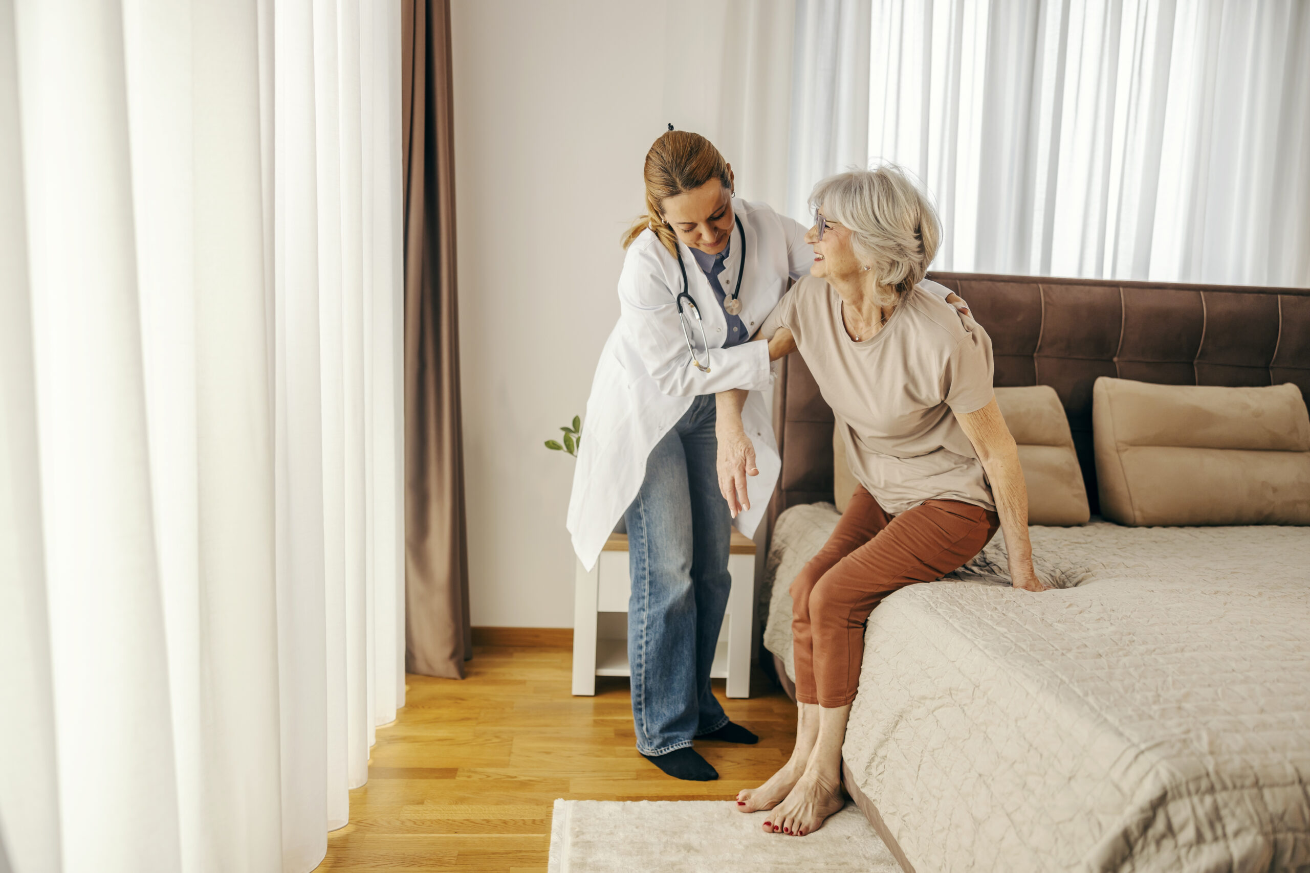 cómo levantar a una persona mayor de la cama